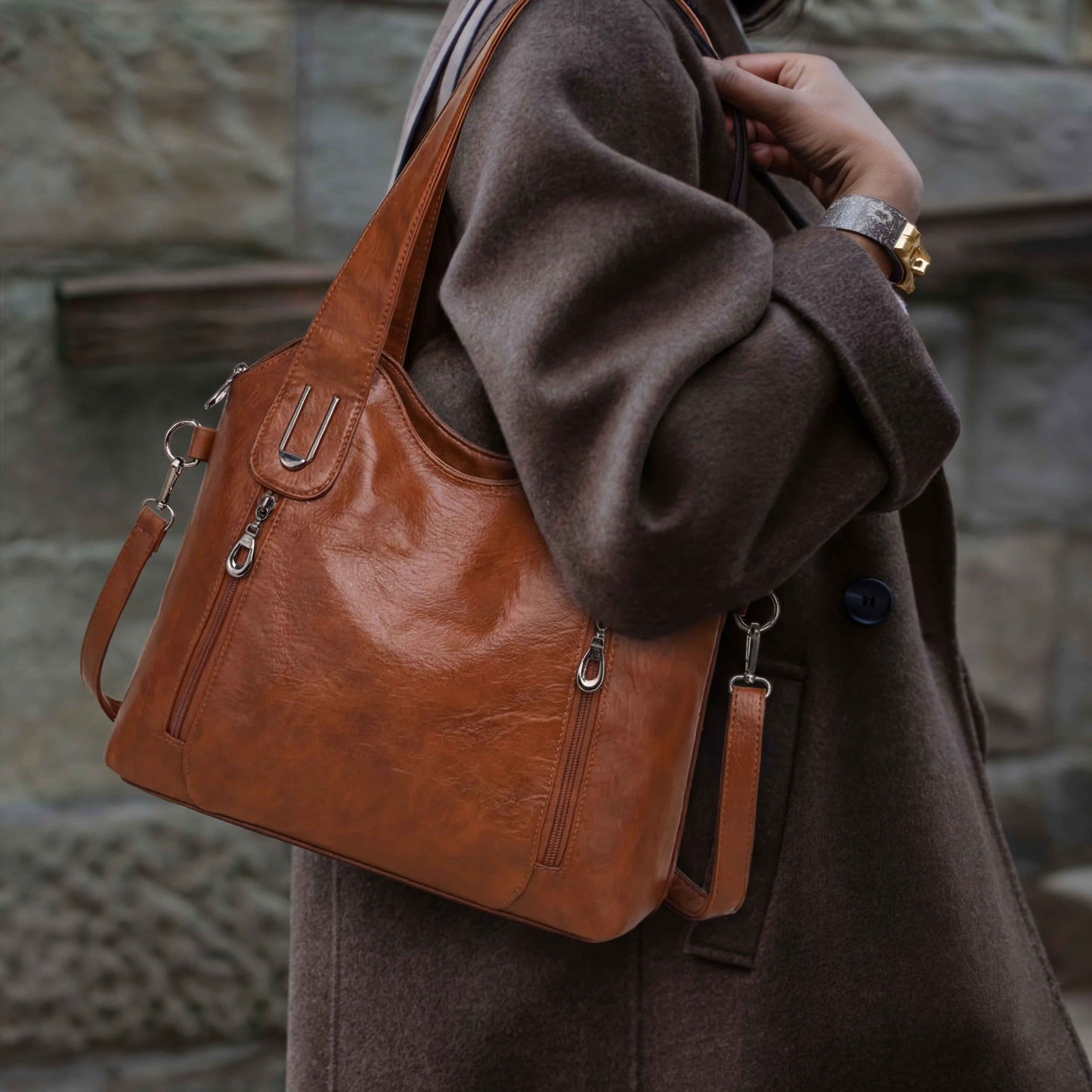 everyday-handbag-vegan-leather-model3