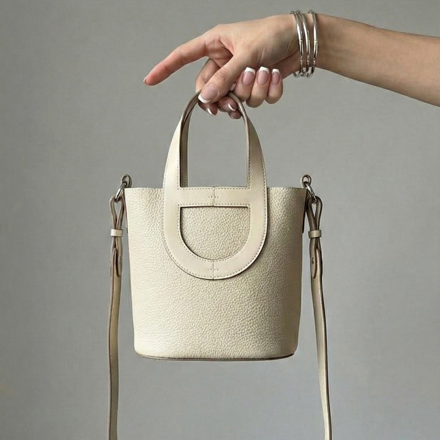 textured-bucket-bag-vegan-leather-beige3