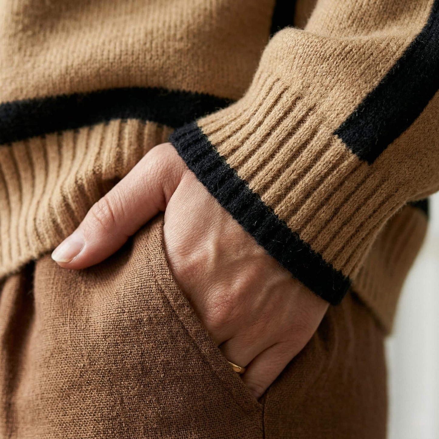 Elegant_Contrast_Piping_Sweater_closeup