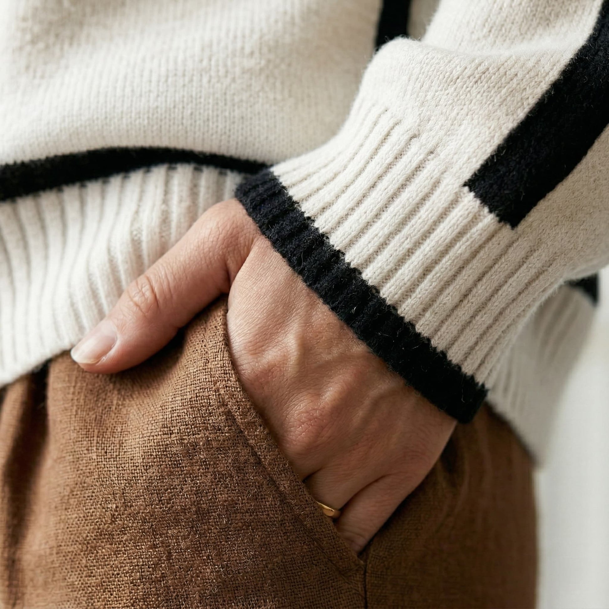 Elegant_Contrast_Piping_Sweater_closeup2