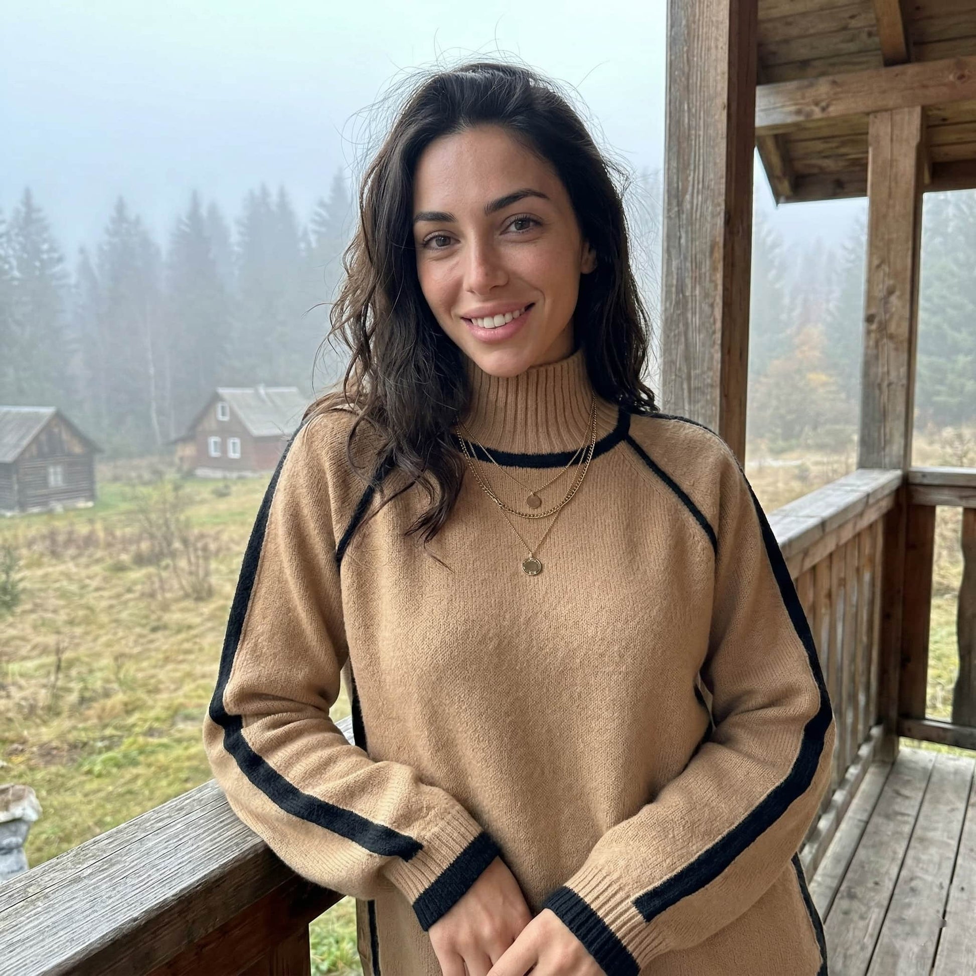 Elegant_Contrast_Piping_Sweater_model