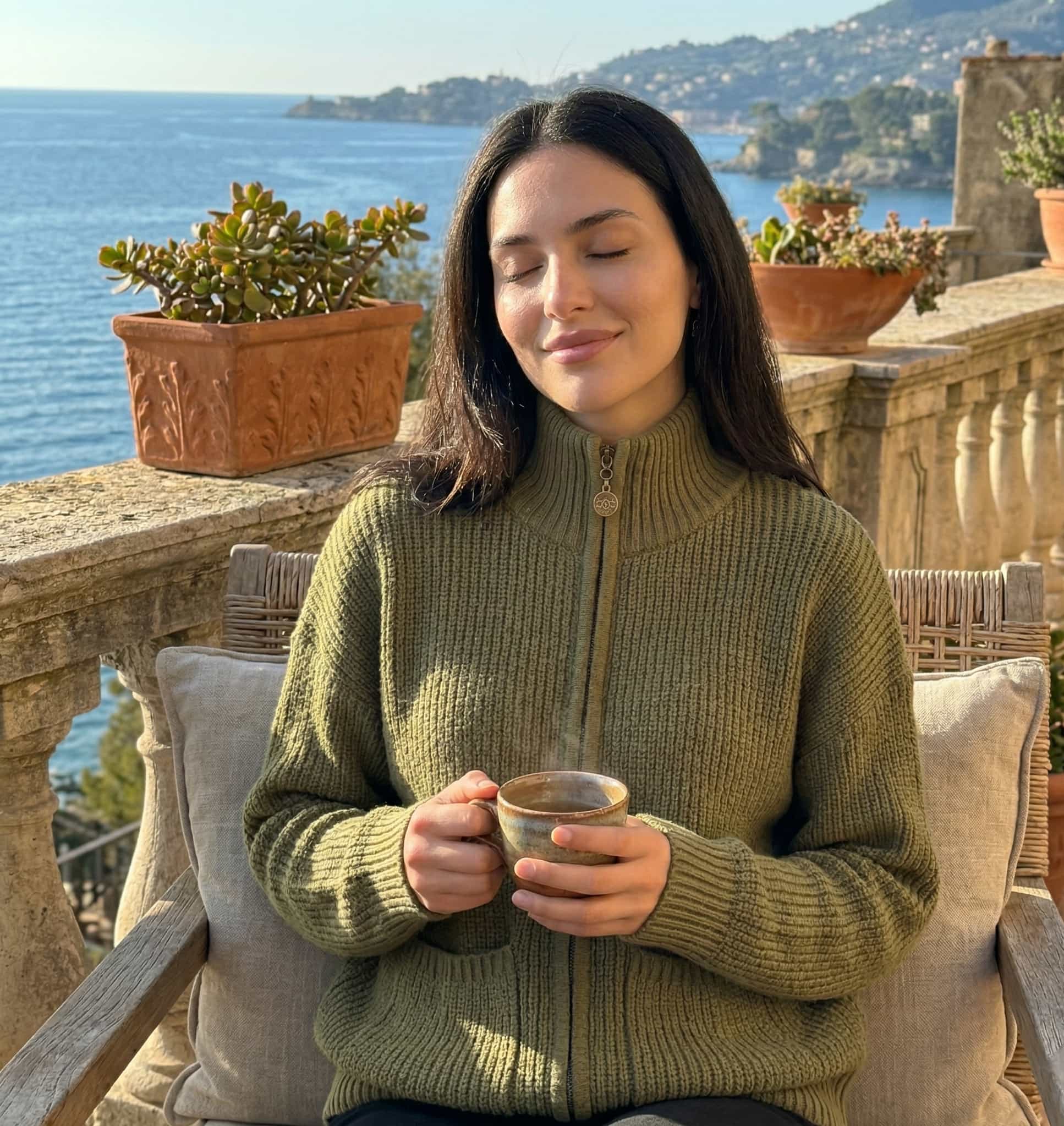 Lunezzo_Chunky_Knit_Zip-Up_Cardigan model2