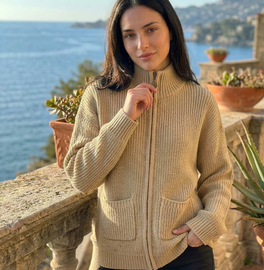Lunezzo_Chunky_Knit_Zip-Up_Cardigan model3