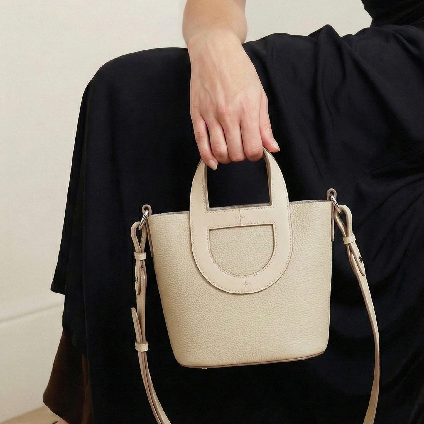textured-bucket-bag-vegan-leather-beige-model