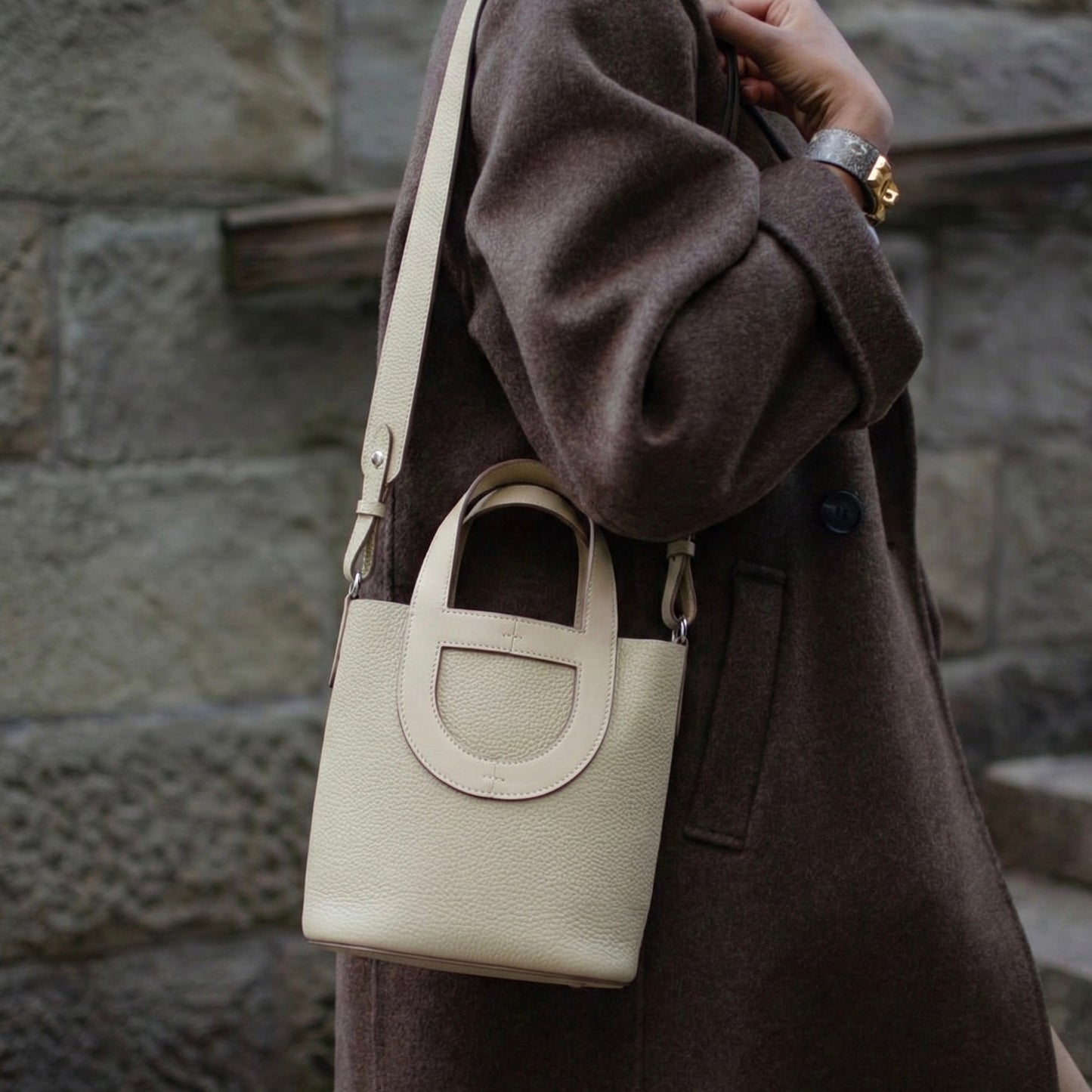 textured-bucket-bag-vegan-leather-beige-model2