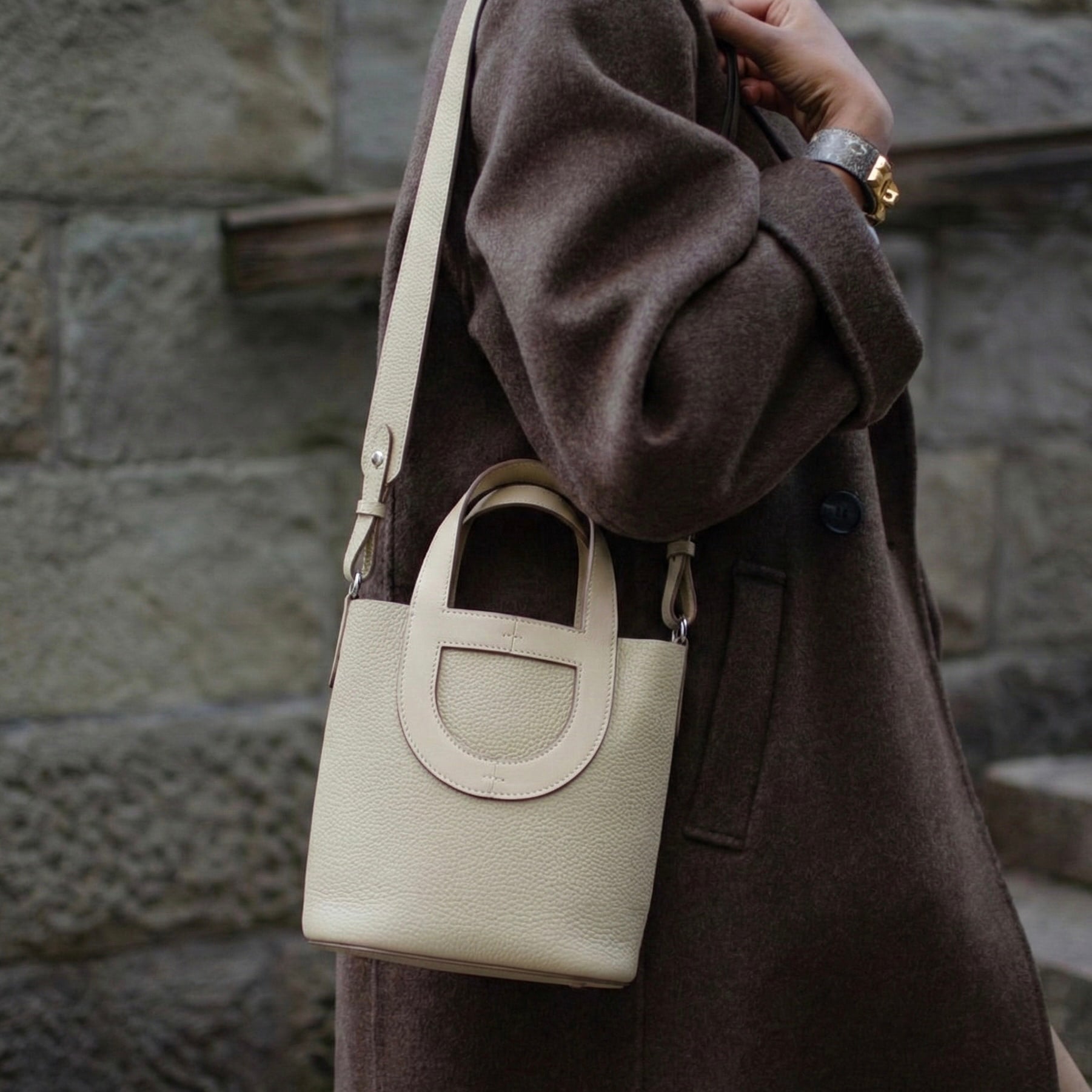 textured-bucket-bag-vegan-leather-beige-model2